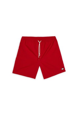 Shorts de bain rouges en tissu à séchage rapide, dotés d'une taille élastique avec cordon de serrage et de poches latérales. Patch de logo carré en bas à gauche.