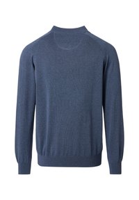 Niebieski sweter z długimi rękawami, okrągłym dekoltem oraz ściągaczami przy mankietach i dole. Materiał ma gładką strukturę i jednolity wzór dzianiny.