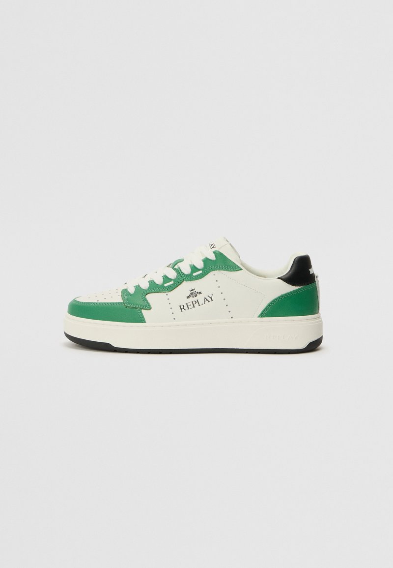 Hvite sneakers med grønne lærdetaljer, perforert tåboks, REPLAY-logo på siden, flate lisser og sort hæl. Tykksåle.