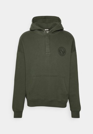 Felpa con cappuccio verde oliva in tessuto morbido, con tasca frontale, cappuccio con coulisse e piccolo logo sul lato sinistro del petto.