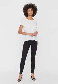 Vero Moda Curve VMSASHA ZIP - Blůza - white