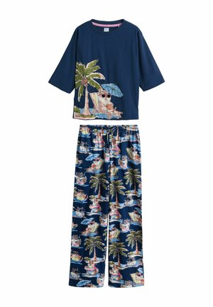 Marineblauw pyjamaset met een kat met zonnebril die onder palmen ligt te ontspannen op het shirt en herhaalde tropische kattenpatronen op de broek.