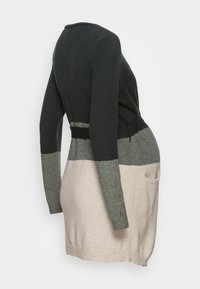 Neulemekko, jossa on kolmen sävyn design: tummanharmaa, vaaleanharmaa ja beige. Pitkät hihat ja vyötärönauha. Mukana sivutasku.