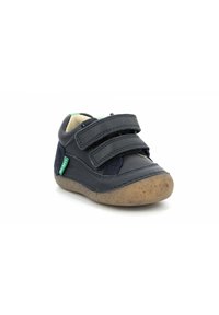Zapatos infantiles de color azul marino con dos correas de velcro, suelas de goma y puntas redondeadas. Presentan una etiqueta de logo verde y materiales texturizados.
