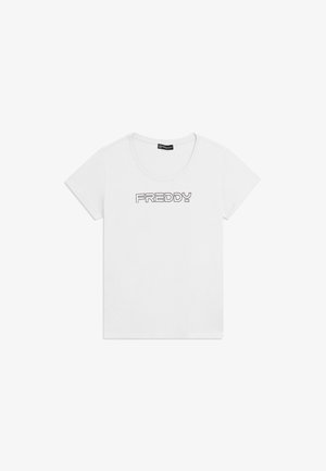 T-shirt blanc à manches courtes et col rond avec "FREDDY" en lettres noires contournées sur la poitrine et une étiquette noire à l'intérieur du col.