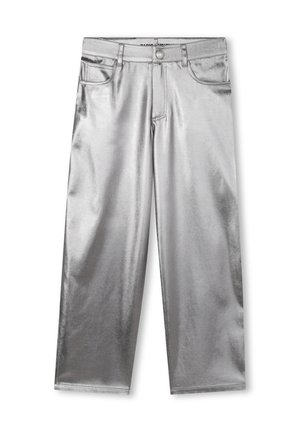 Zilverkleurige metallic broek met rechte pijpen, voorknopen en zakken, plat gelegd op een witte achtergrond.