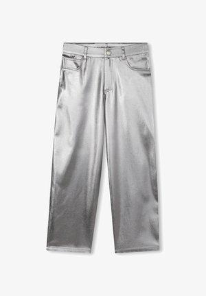 Pantalon droit en métal argenté avec bouton à l'avant et poches, présenté à plat sur un fond blanc.