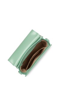 Pochette en cuir vert menthe avec une texture lisse, fermeture à rabat supérieur et compartiments intérieurs en doublure beige.
