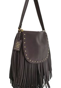 Borsa a tracolla in pelle marrone con fondo sfrangiato, patta arrotondata, borchie dorate lungo il bordo e una targhetta decorativa attaccata alla tracolla.
