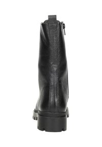 Zwarte leren enkelboot met een gestructureerde afwerking, voorzien van een lage blokhak en een zijrits voor gemakkelijk aan- en uittrekken.