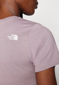The North Face W SS SD SLIM TEE - T-shirt basic - purple chalk