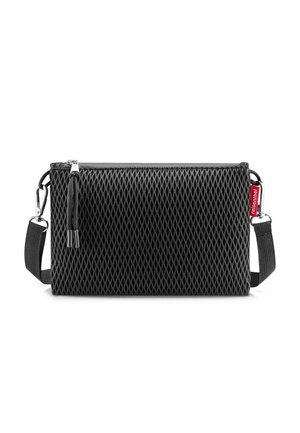 Pochette en maille noire avec un motif en diamants texturé, fermeture éclair et bandoulière ajustable fixée à un matériel métallique.