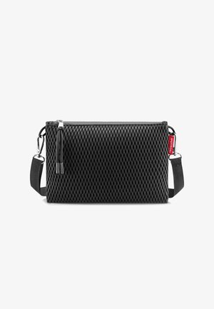 Schwarze Netz-Clutch mit einem strukturierten Diamantmuster, Reißverschluss und verstellbarem Tragegurt, der an metallischen Beschlägen befestigt ist.