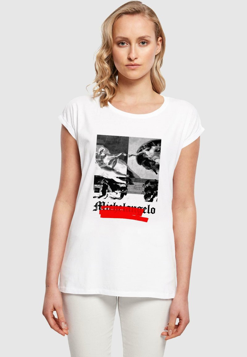 T-shirt alb din bumbac, cu manșete rulate, având un grafic alb-negru inspirat din arta clasică și numele "Michelangelo" parțial acoperit cu roșu.