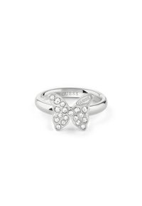 Anello a forma di farfalla argentato con dettagli in strass trasparente e una banda lucida. Logo "GUESS" inciso all'interno della banda.