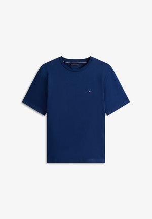 Merevaigust puuvillane tumesinine t-särk lühikeste varrukatega, ümara kaelusega ja väikese tikitud logoga vasakul rinnal. Sile tekstuur.