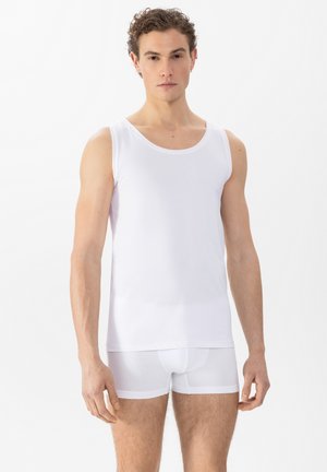 Weißes Baumwolltanktop mit rundem Ausschnitt und ärmellosem Design, kombiniert mit weißen Boxershorts. Glatte Textur und einfacher Stil.