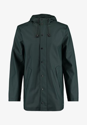 Giacca impermeabile verde scuro con cappuccio, chiusura anteriore con bottoni e tasche laterali con dettagli neri e texture liscia.