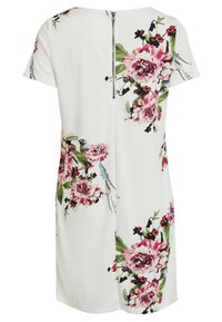 Blommig klänning i lätt tyg, prydd med stora rosa rosor och gröna blad mot en vit bakgrund, med en dragkedja bak för stängning.