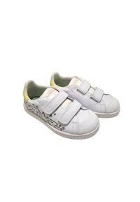 Sneaker bianchi con cinturini in velcro, punta testurizzata, suola in gomma e dettaglio giallo sul tallone; presentano disegni stampati sul lato.