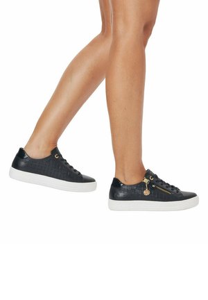 Schwarze Sneakers mit Krokodilprägung, weißer Gummisohle, goldenen Reißverschlussakzenten und Schnürdesign. Leicht und lässig.