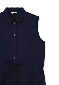 Marineblaues ärmelloses Kleid mit Kragen, Knopfleiste und Bindegürtel in der Taille. Glattes Material und minimalistisches Design.