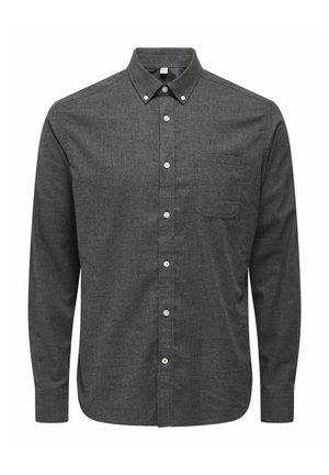 Chemise boutonnée gris foncé en tissu texturé avec un col pointu, une poche avant et des boutons blancs le long de la patte de boutonnage.