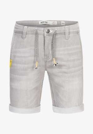 Shorts di jeans grigi con orlo risvoltato, dotati di vita con cordoncino, bottone in metallo e un'etichetta gialla con il marchio sul lato.