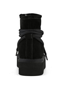 Stivale alla caviglia in suede nero con una spessa suola platform, punta rotonda e lacci intrecciati legati sul retro per una vestibilità sicura. Texture liscia.