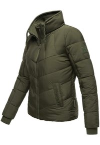 Olijfgroene gevoerde jas met een hoge kraag, verticale naden, elastische manchetten en een zijzak met ritssluiting; heeft een gestructureerde schouderpatch.