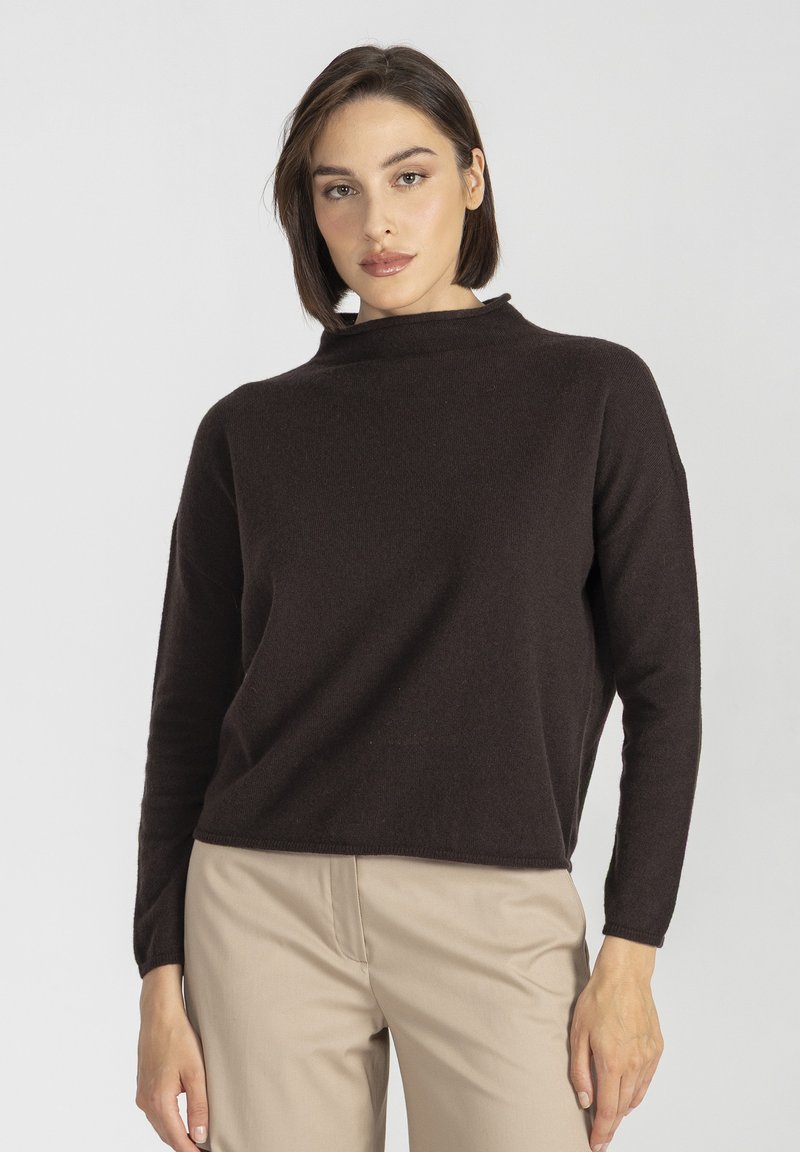 Ciemnobrązowy sweter z wysokim dekoltem i długimi rękawami. Wykonany z miękkiego materiału, ma luźny krój i minimalne szwy.