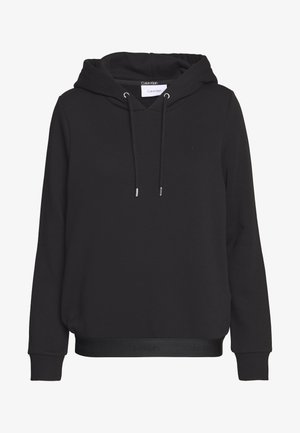 Czarna bluza z kapturem i długimi rękawami, ze ściągaczami, z logo Calvin Klein na piersi oraz wewnątrz kołnierza.