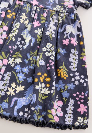 Marineblaues Blumenkleid mit gemustertem Stoff, der mehrfarbige Blumen und Einhörner zeigt. Gerüschter Rocksaum mit Rüschenabschluss.