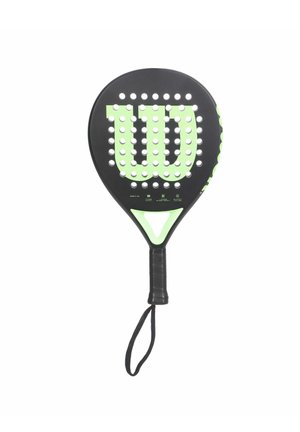 Zwart en groen Wilson padelracket met geperforeerd slagvlak en polsband aan het handvat, geïsoleerd op een witte achtergrond.