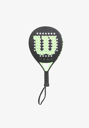 Schwarzes und grünes Wilson Padel-Schläger mit perforierter Schlagfläche und Handgelenksriemen am Griff, isoliert vor weißem Hintergrund.