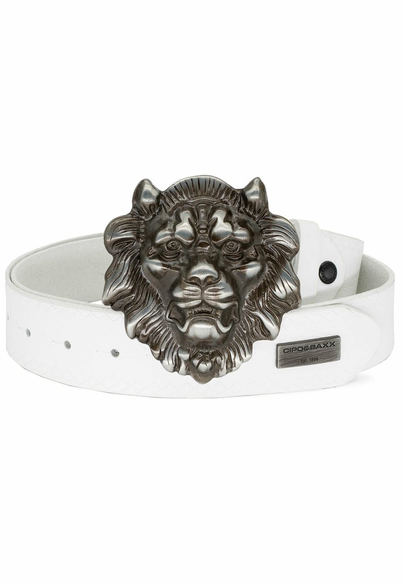 Witte leren riem met een opvallende metalen leeuwenkopsluiting met complexe details en een gestructureerd patroon op de band.