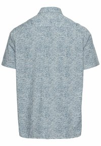 Camisa de manga corta en tela de color azul claro con un patrón de olas. Diseño con cuello, textura suave y corte relajado.