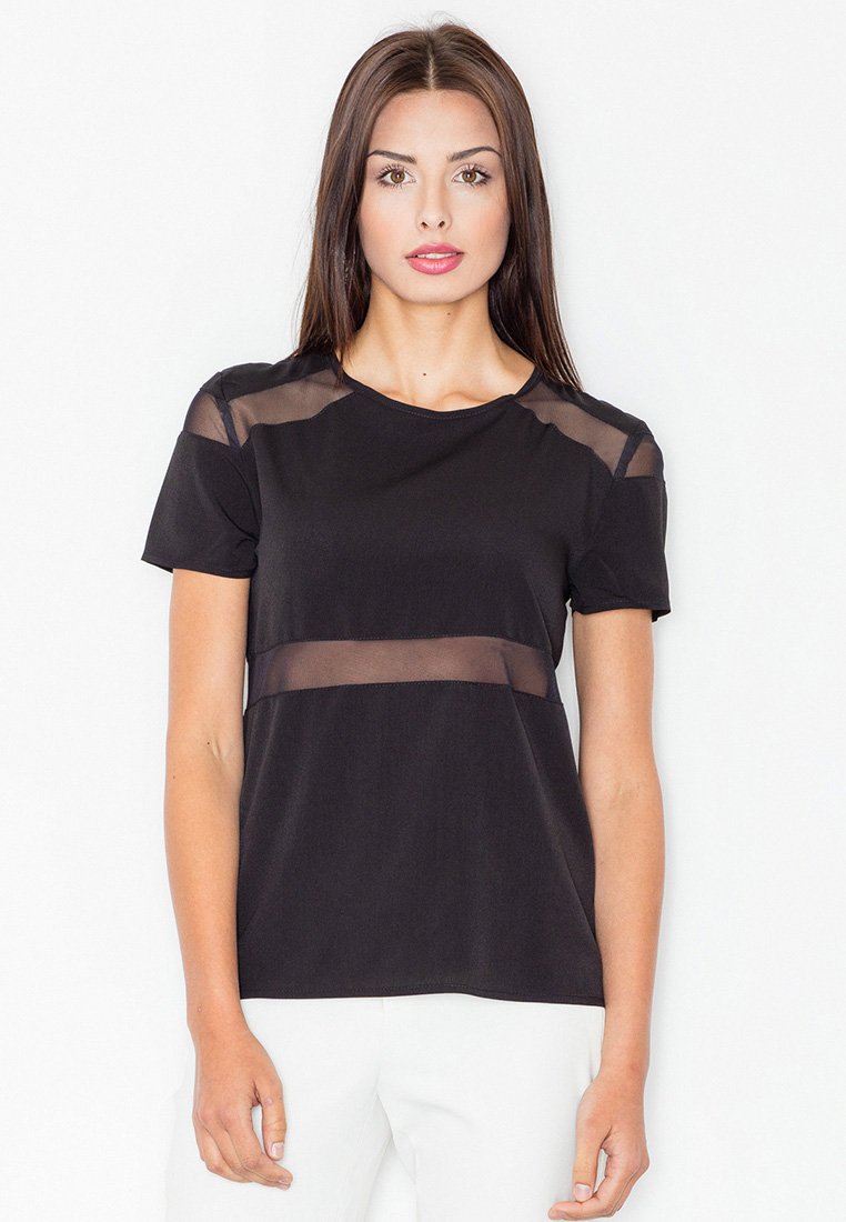 Czarna koszulka z krótkimi rękawami, okrągłym dekoltem i przezroczystymi wstawkami na ramionach oraz klatce piersiowej, tworzącymi warstwowy efekt.