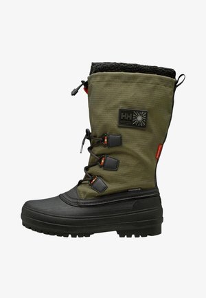 Hoge olijfgroene en zwarte winterlaars met drie zwarte veterlussen, dikke zool en fleece voering. Helly Hansen Arctic Patrol logo zichtbaar.