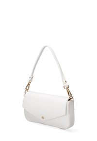 Witte gestructureerde leren handtas met een klep-sluiting, gouden hardware en een afneembare schouderband. Compacte rechthoekige vorm met een gladde afwerking.