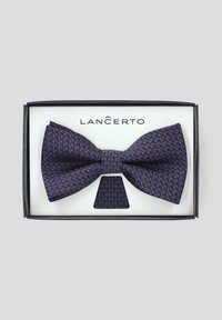 Fioletowy, wzorzysty muszka z geometrycznym designem, zaprezentowana w czarnym pudełku z białym wnętrzem, na którym widnieje nazwa marki "Lancerto".