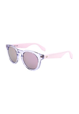 Occhiali da sole rotondi con montatura anteriore viola trasparente e aste rosa con trama, con piccolo logo Adidas dorato sul lato.