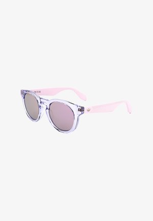 Occhiali da sole rotondi con montatura anteriore viola trasparente e aste rosa con trama, con piccolo logo Adidas dorato sul lato.