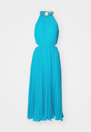 Türkisfarbene Faltenkleid mit Neckholder-Ausschnitt, Kettenakzent am Kragen und elastischem Bund. Der fließende Stoff reicht bis zum Boden.
