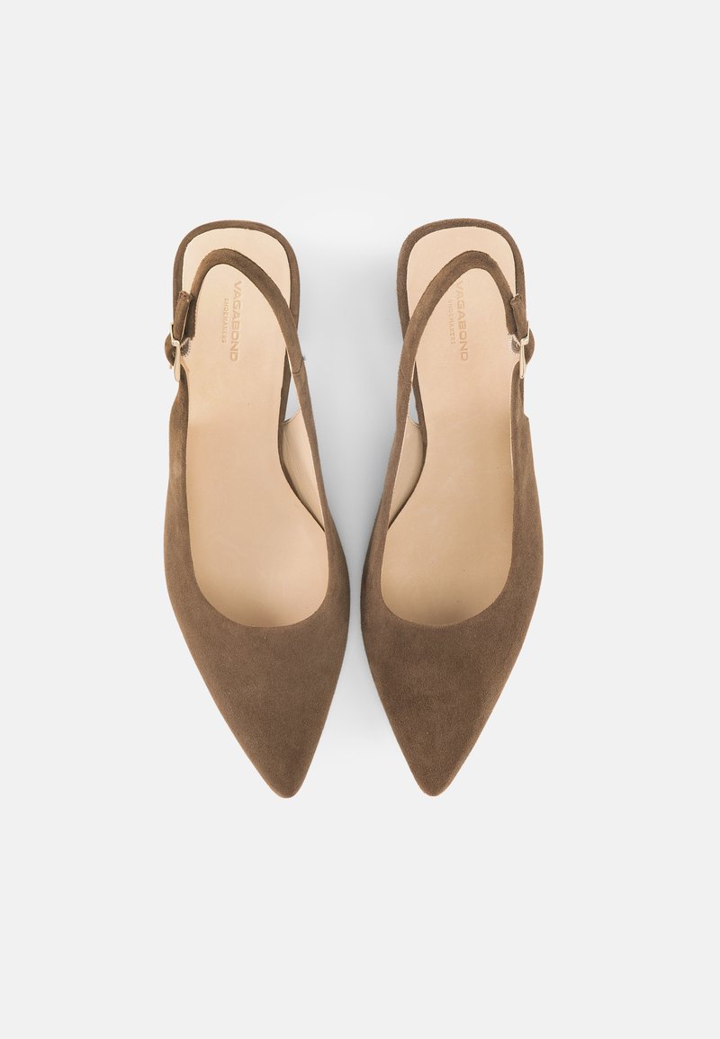 Braune Wildleder-Pumps mit spitz zulaufender Schuhspitze und Slingback-Design, kleinen goldenen Schnallenriemen und beigen Innensohlen, Draufsicht auf weißem Hintergrund.