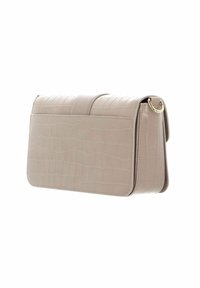 Borsa in pelle beige con stampa coccodrillo, chiusura a patta, bordi arrotondati e un accento ad anello dorato. Forma rettangolare compatta.