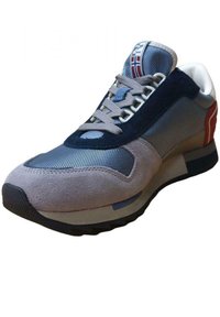 Sneaker con una parte superiore in suede e rete grigia, accenti blu navy, una striscia rossa sul tallone e una suola in gomma texturizzata. Lacci piatti e dettaglio del logo.