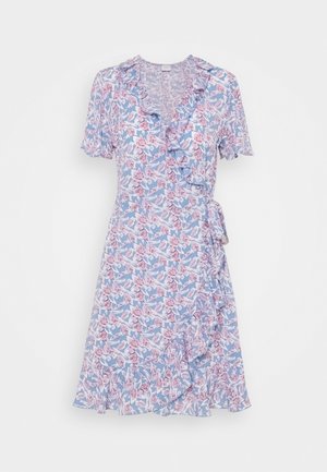 Sukienka kopertowa o krótkich rękawach, sięgająca do kolan, z różowym kwiatowym nadrukiem na jasnoniebieskim tle, z falbanami przy dekolcie i na dole.