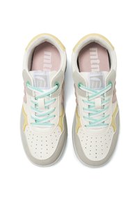 Schuhe mit einem Obermaterial aus beigem Leder, verziert mit Akzenten in Pink, Gelb und Hellblau. Runde Zehenkappe, durchbrochene Details und mintfarbene Schnürsenkel.