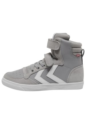 Hochschuh-Sneaker aus grauem Leder und Wildleder, mit einem weißen Zickzackmuster, Schnür- und Klettverschluss sowie einer strukturierten Oberfläche.